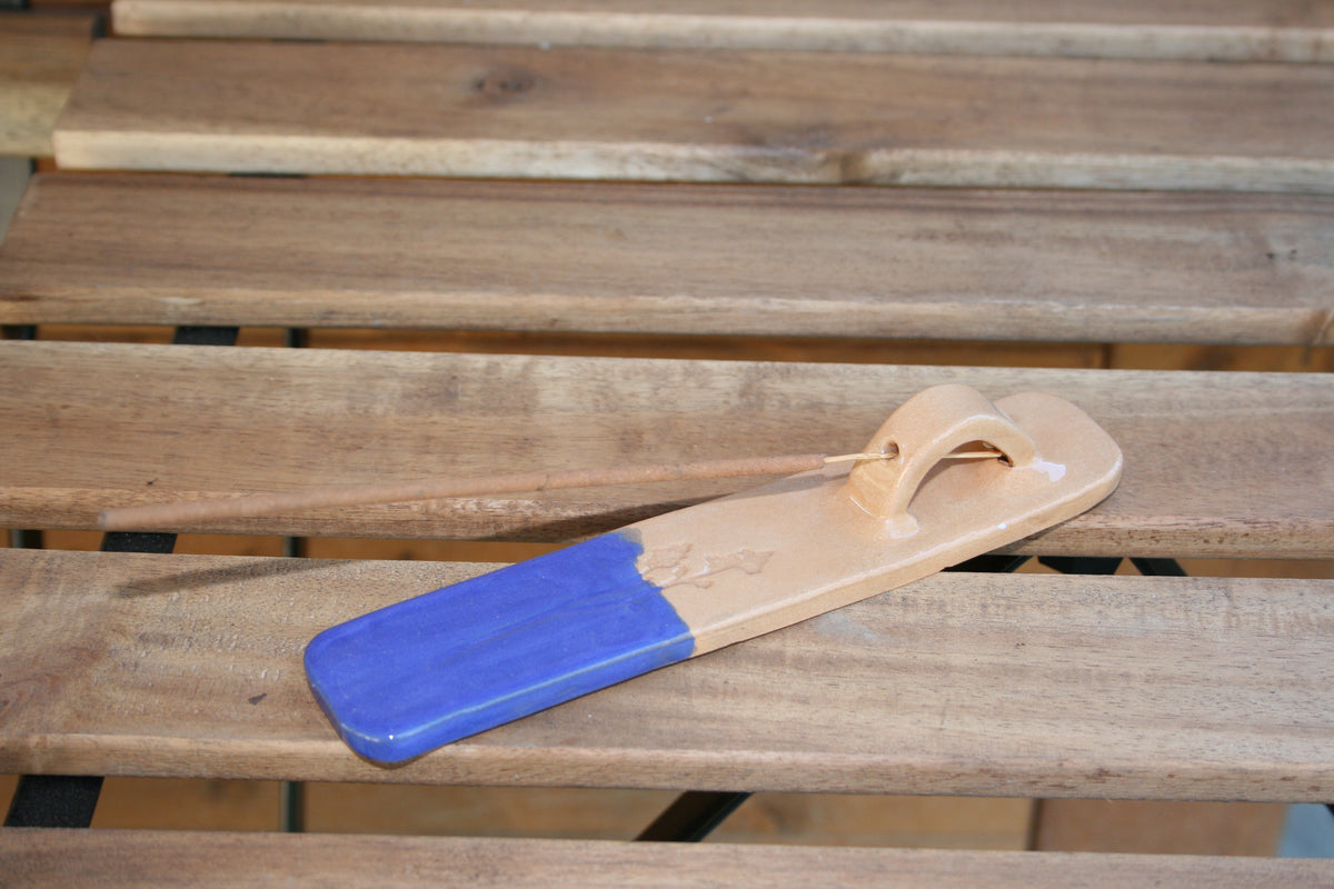 Porta incenso a striscia metà blu con timbro floreale.