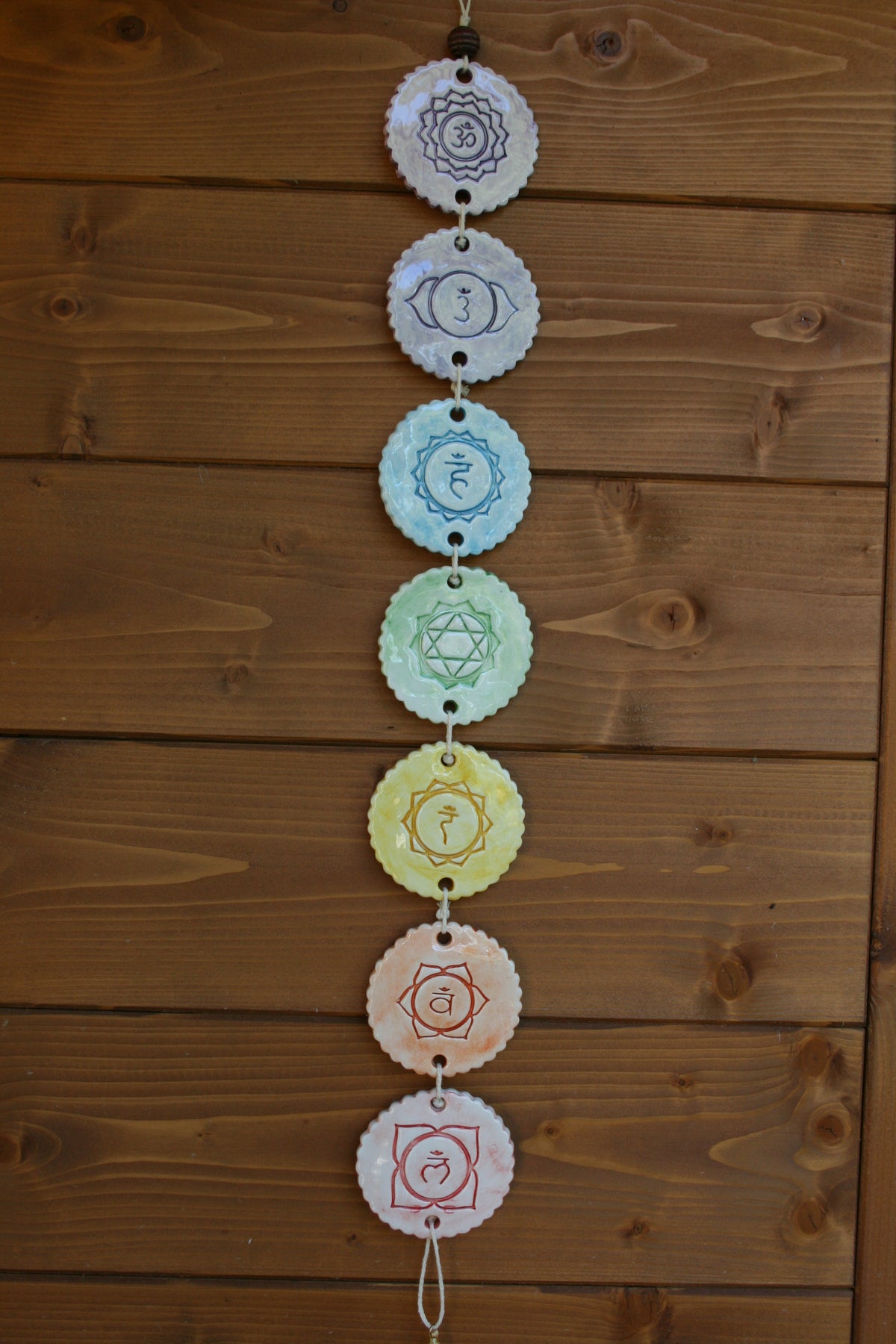 Decorazione 7 chakra con simboli impressi.
