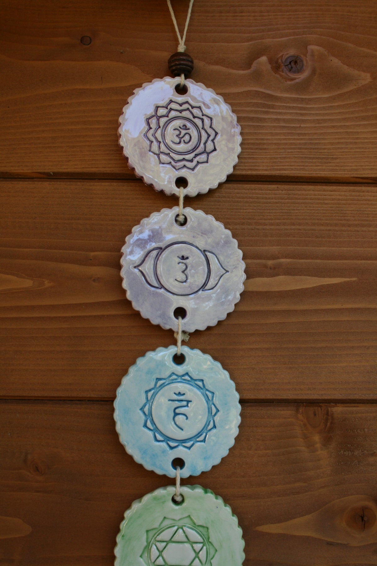 Decorazione 7 chakra con simboli impressi.