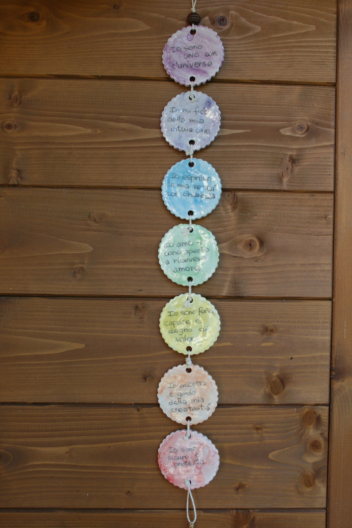 Decorazione 7 chakra con simboli impressi.