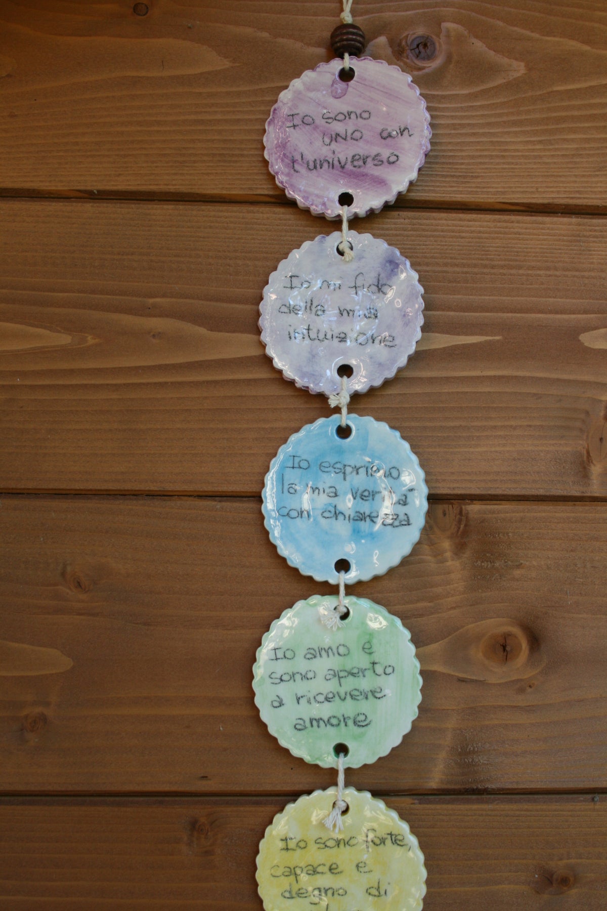 Decorazione 7 chakra con simboli impressi.