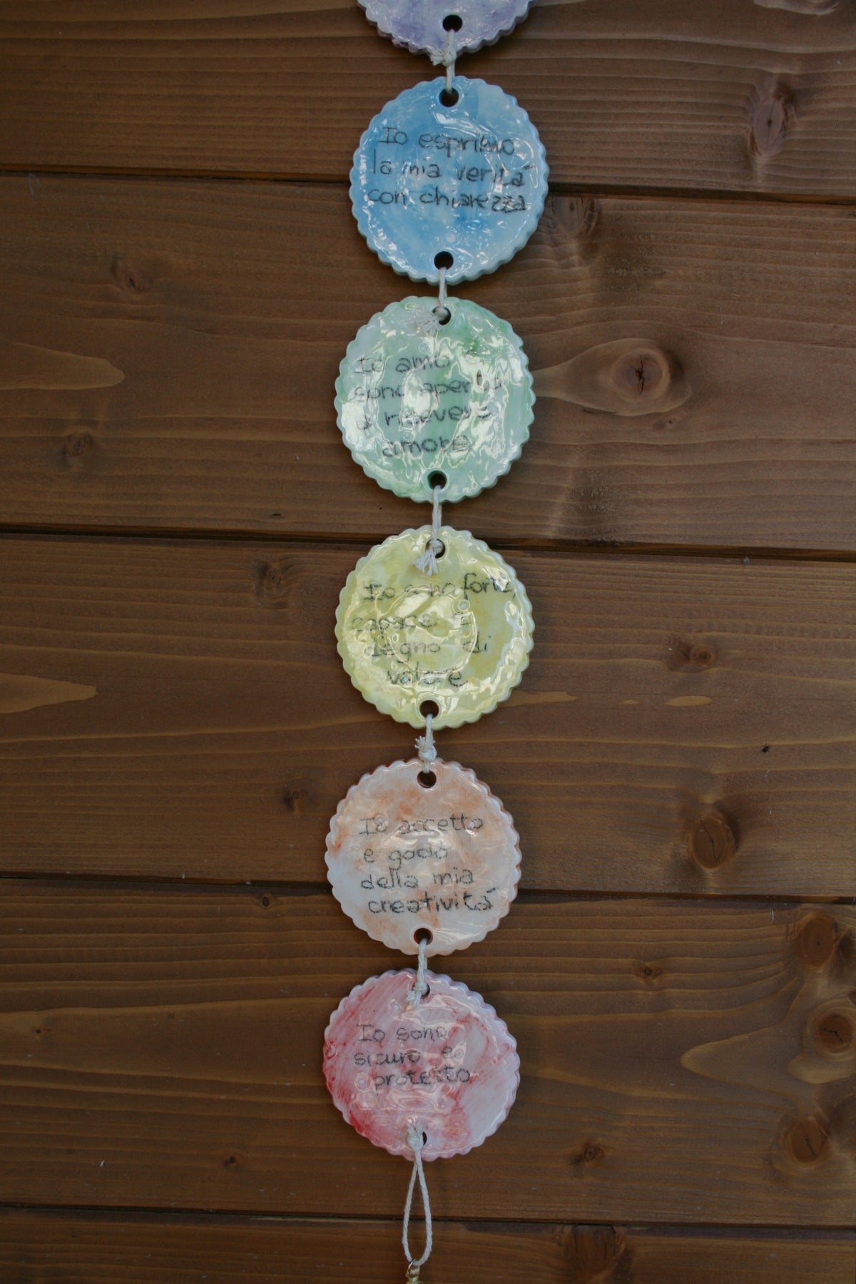 Decorazione 7 chakra con simboli impressi.