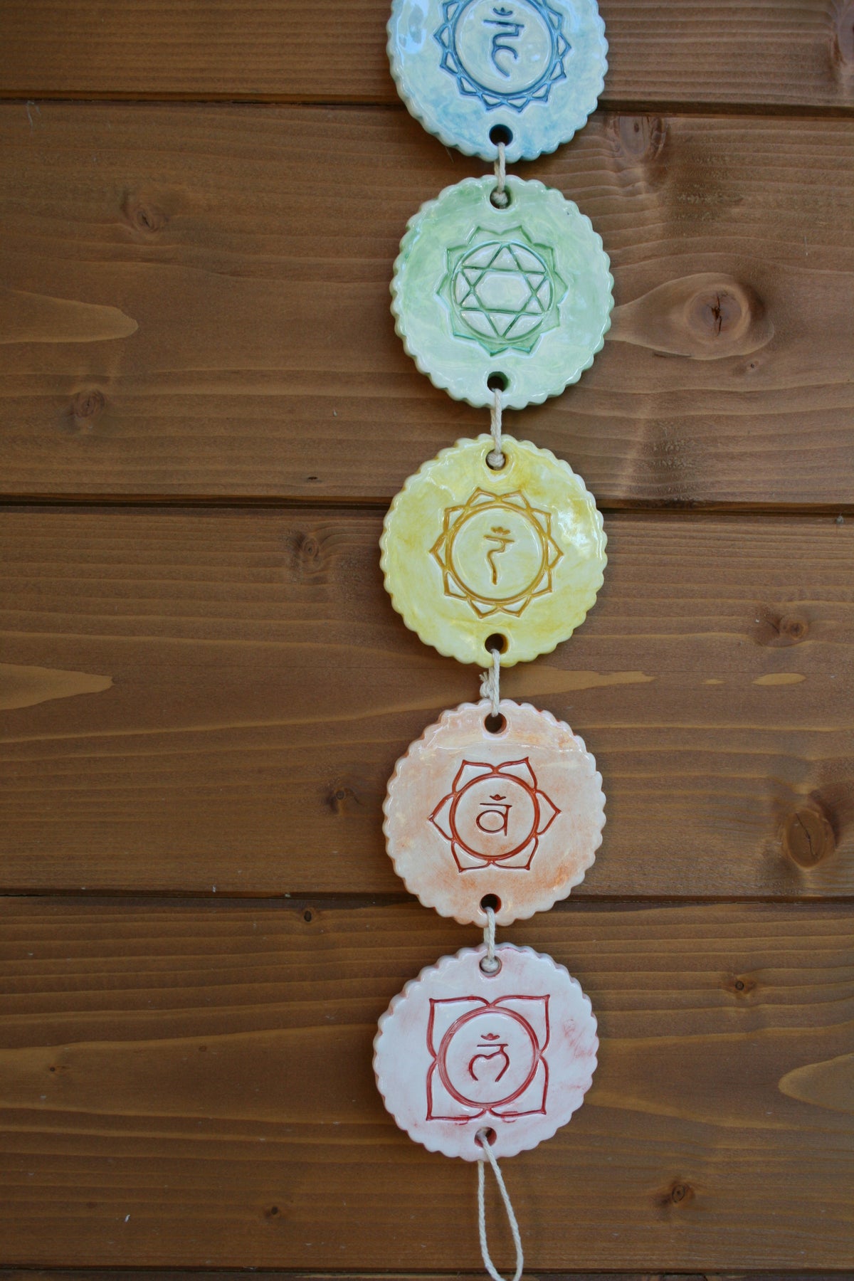 Decorazione 7 chakra con simboli impressi.
