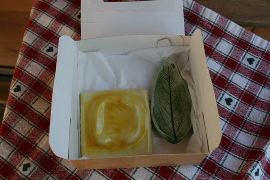 Appoggia posate tortello e salvia.